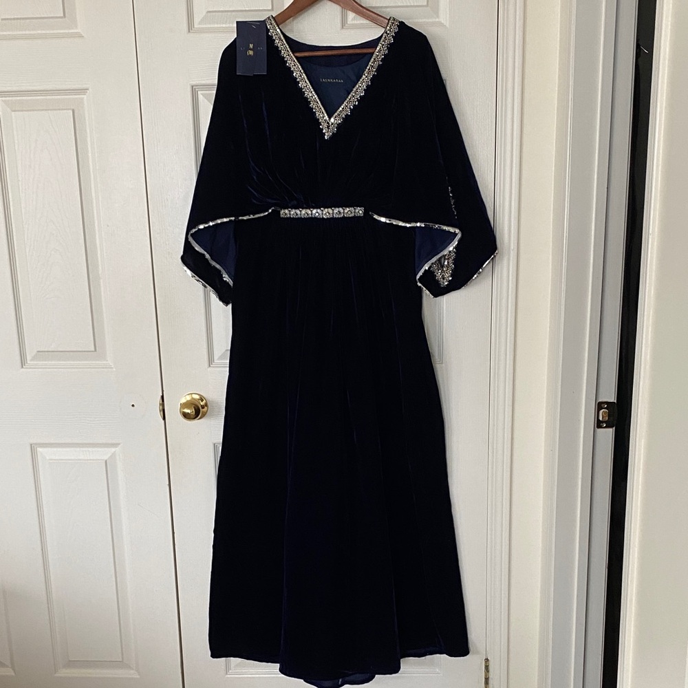 LASHKARAA Ekegant Navy Blue Velvet Kaftan with Silver Accents